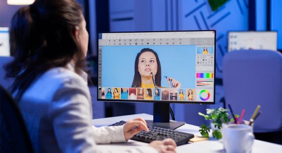 femme devant un ordinateur fait du montage photo